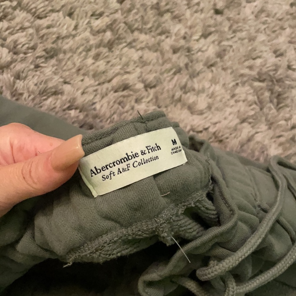 OLIVE SHORTS - Picture 2 of 3